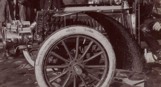 Pneu de 1905 pendant le concours de la roue à Puteaux