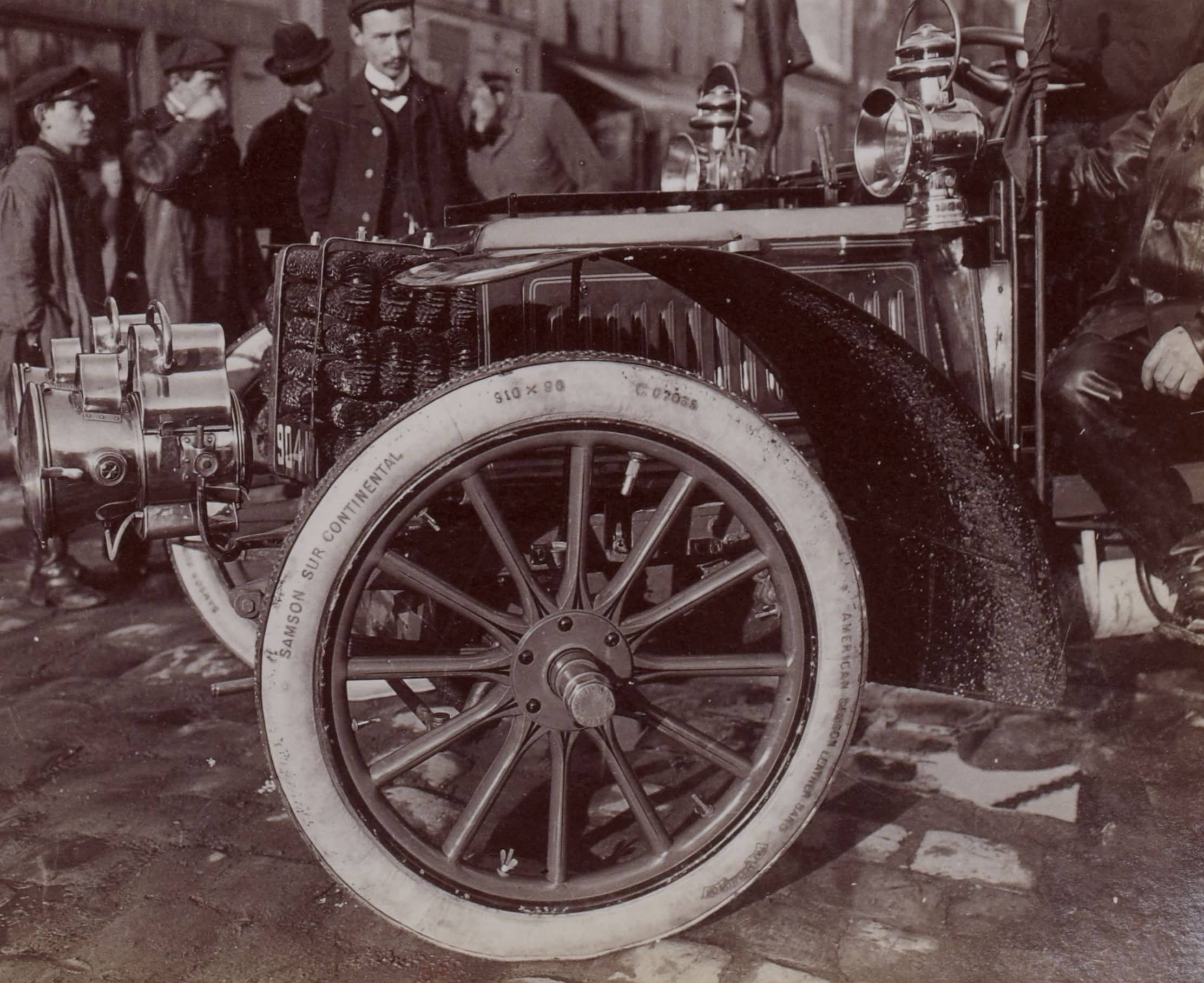 Pneu de 1905 pendant le concours de la roue à Puteaux